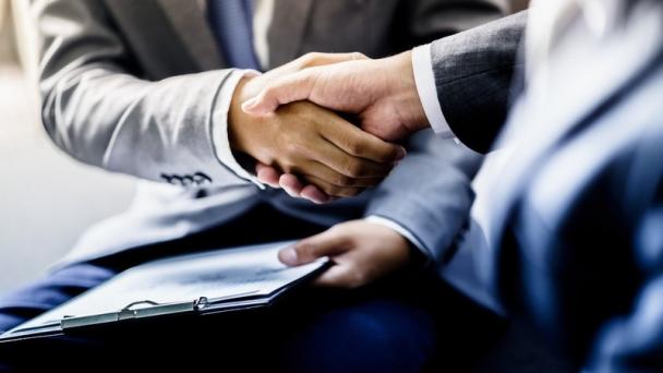 Two people shaking hands on a partnership