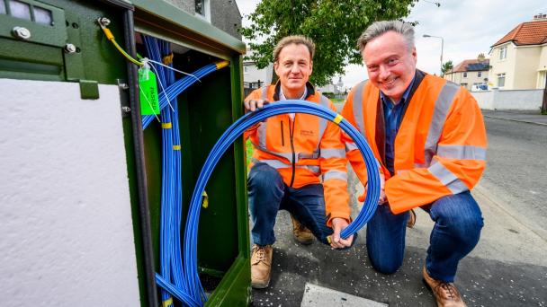 Alyn Smith MP, Stirling and Gareth Hughes, Director of Field Engineering, LBN
